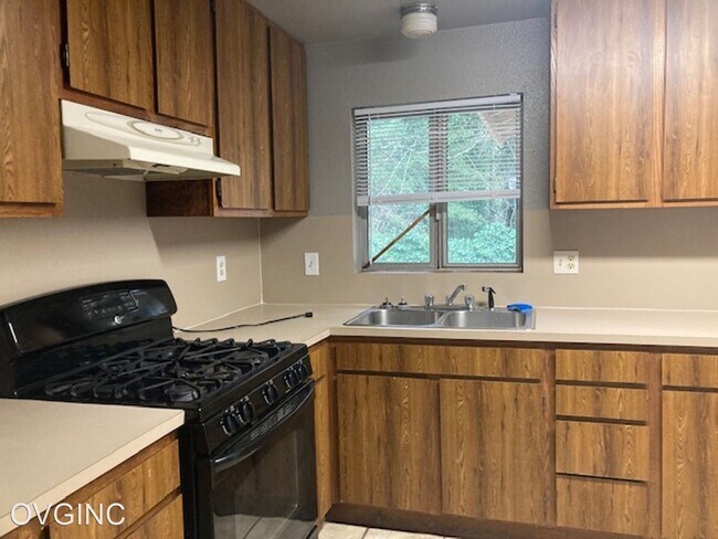 Building Photo - 3 br, 1.5 bath House - 225 SPRUCE ST