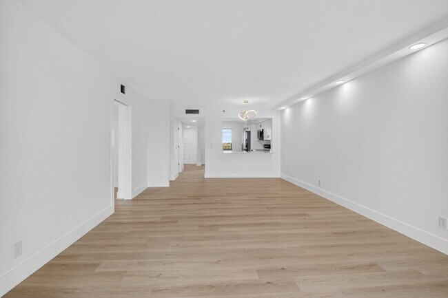 Building Photo - 14475 Strathmore Ln