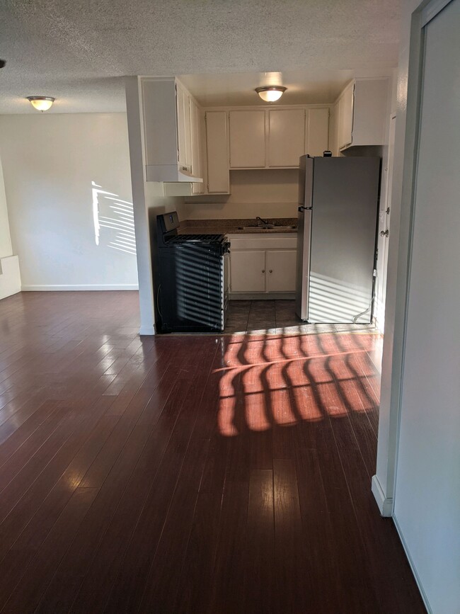 Building Photo - 4023 Sunset Dr