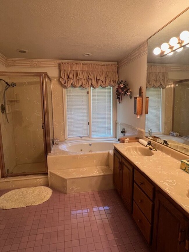 Building Photo - Beautiful home with amazing views and larg...