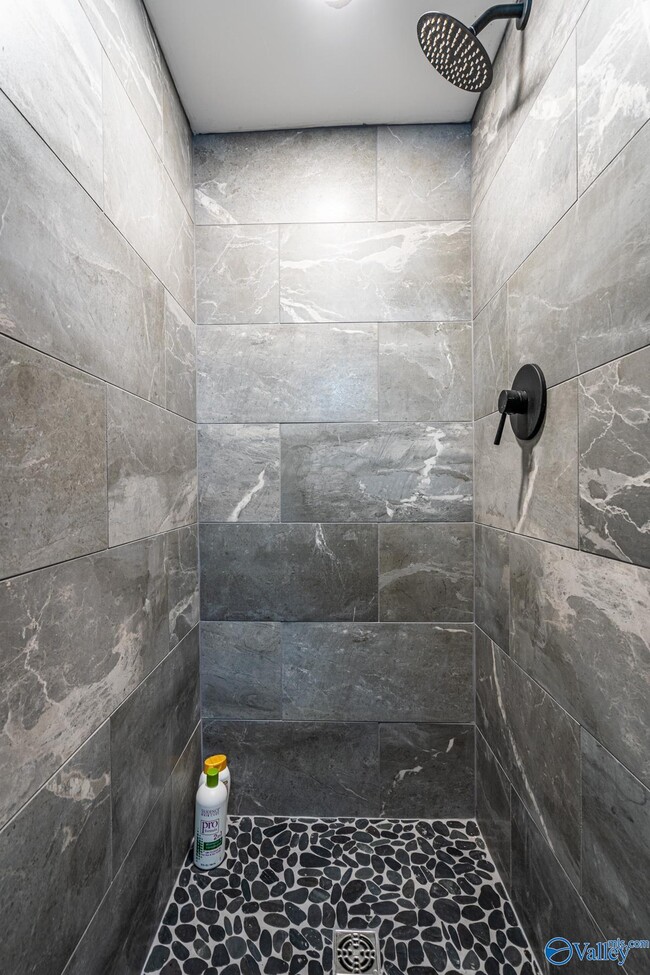 Building Photo - 702 Chambers Dr NE