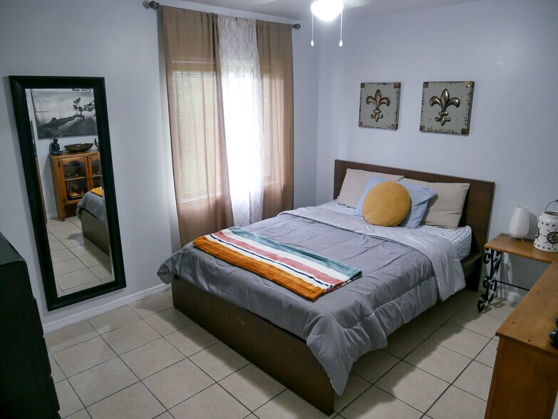 Building Photo - 1453 Hendren Dr