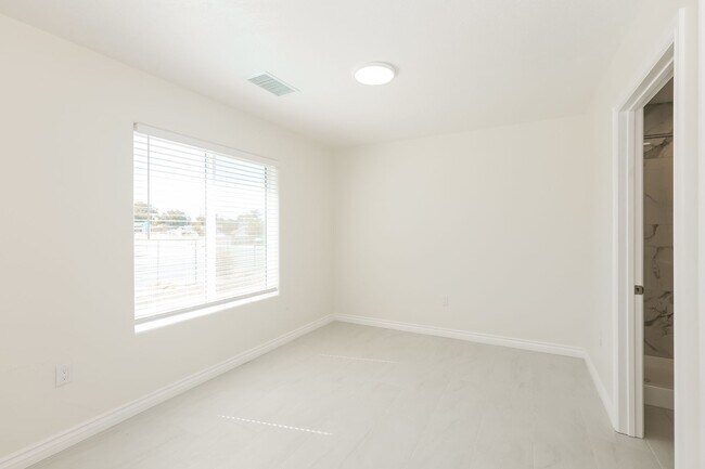 Building Photo - 16001 Live Oak St