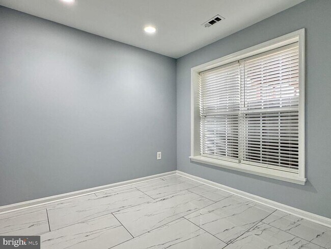 Building Photo - 2601 Emerson Dr