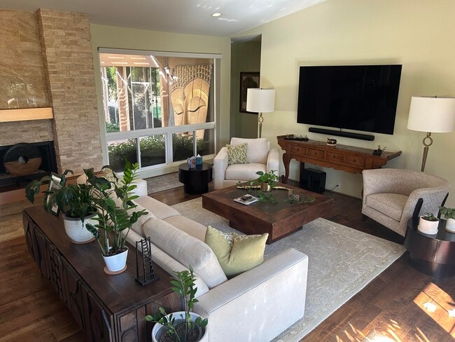 Building Photo - 49105 Casa Del Rio