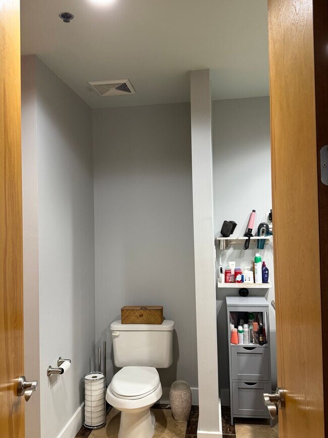 Building Photo - Two Bed/Two Bath Condo in Downtown