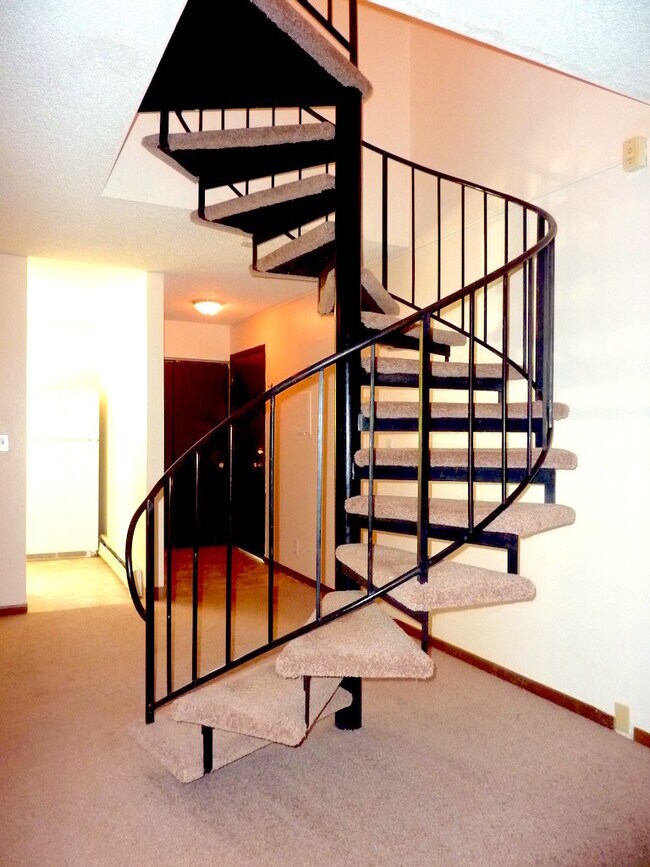 Building Photo - Huge Two Bedroom On the Creek in South Anchorage