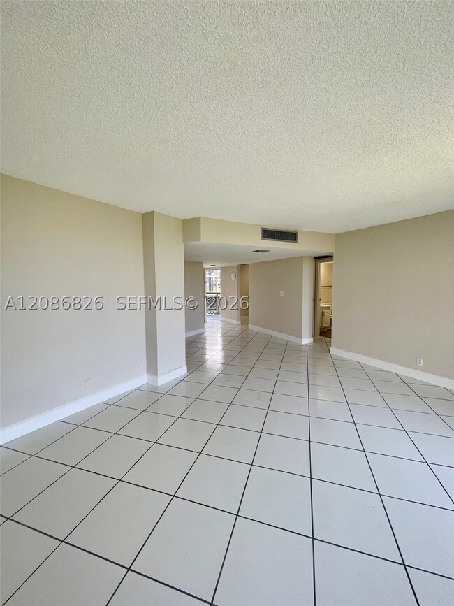 Building Photo - 20400 W Country Club Dr