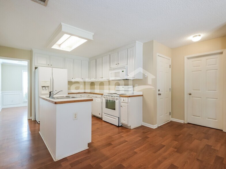 Building Photo - 1633 Amalie Dr