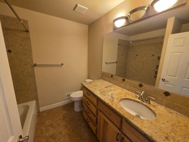 Building Photo - Wonderful Duplex in Eagle Ridge