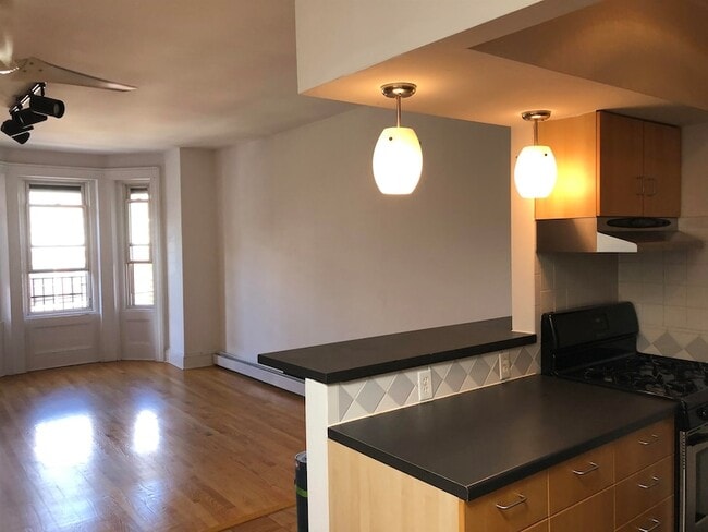 Building Photo - 257 York St