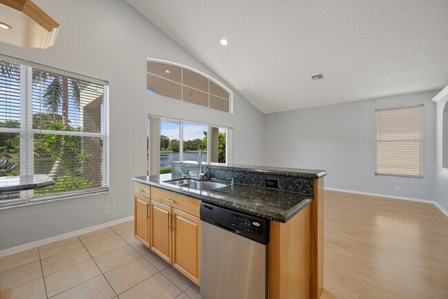 Building Photo - 9520 Lago Dr