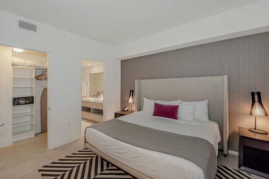 Building Photo - 4010 S Ocean Dr