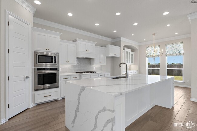 Building Photo - 5682 Blackstone Dr