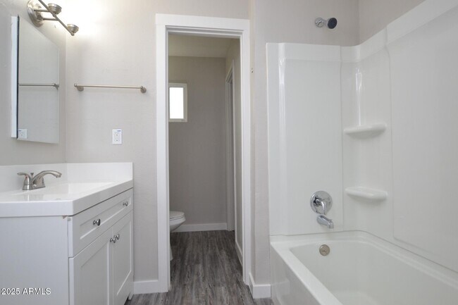 Building Photo - 2202 W Devonshire Ave