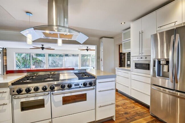 Building Photo - 2740 NE 34th St