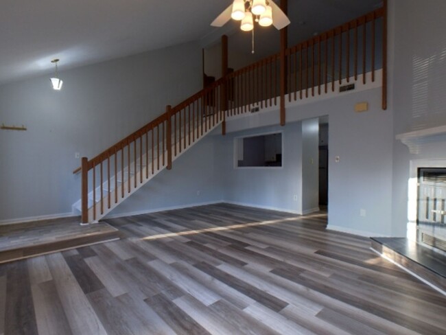 Building Photo - Beautiful 2 Bedroom 2 Bathroom Townhome Lo...