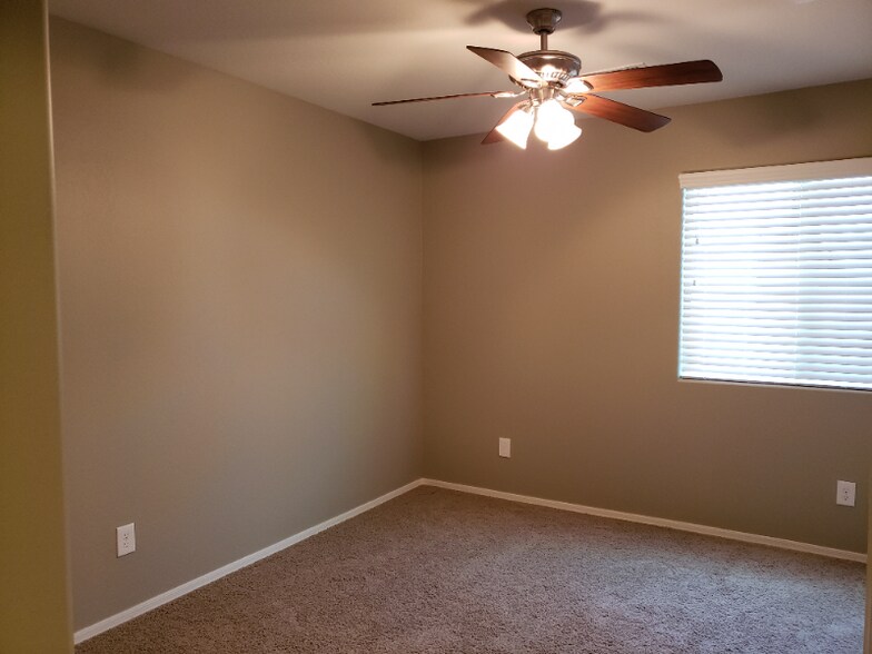 Building Photo - 1671 W Flamingo Dr