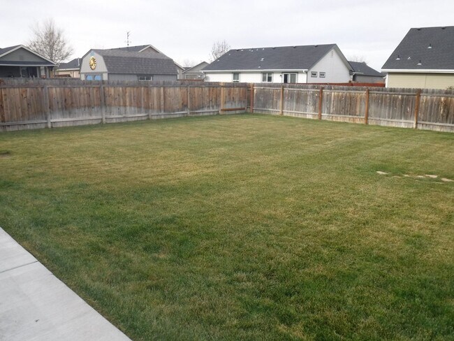 Building Photo - Move-In Special! Awesome Caldwell 3 bed, 2...