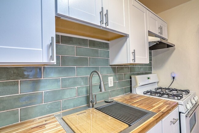 Building Photo - Quaint Studio in Prime Location