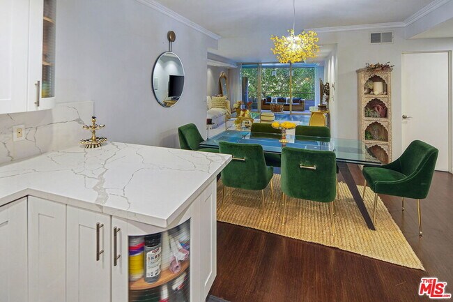 Building Photo - 1100 Alta Loma Rd