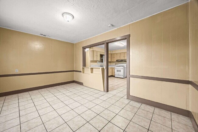 Building Photo - Convenient Living! 3 Bedroom Triplex with Driveway Parking