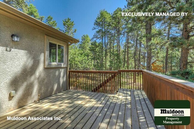 Building Photo - 8385 Woodcrest Dr