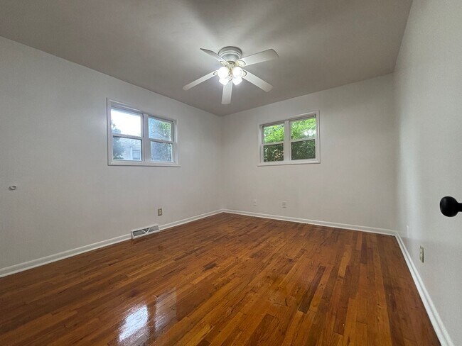 Building Photo - Rent this 3 Bedroom 1 Bath beautiful House...