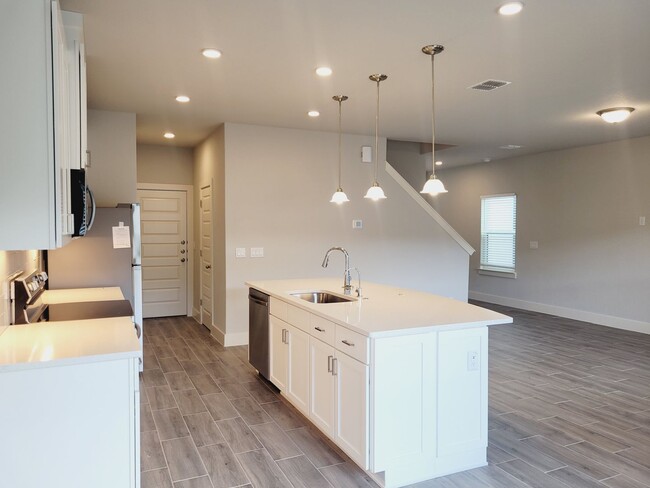 Building Photo - Beautiful SFH Available For Rent! Located ...