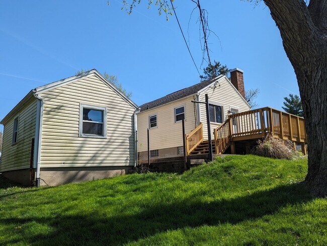 Building Photo - AVAILABLE NOW! - 2 Bedroom / 1 Bath Home i...