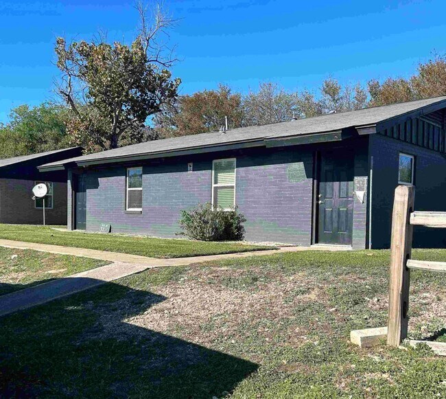 Building Photo - 3200-3200 Grider Cir
