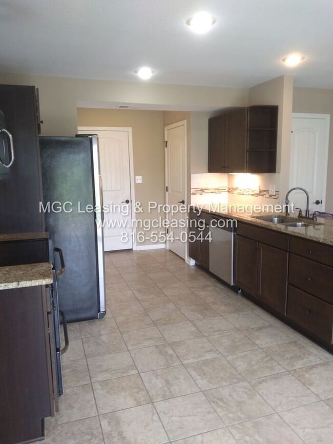 Building Photo - 3 Bedroom Townhome with 2-car Garage - Nor...
