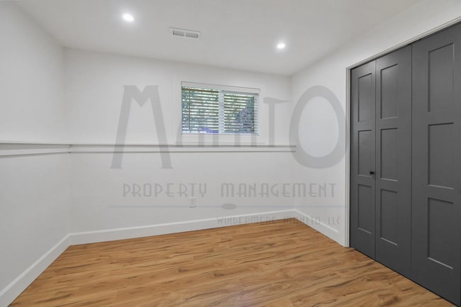 Building Photo - Spacious South Hill Home
