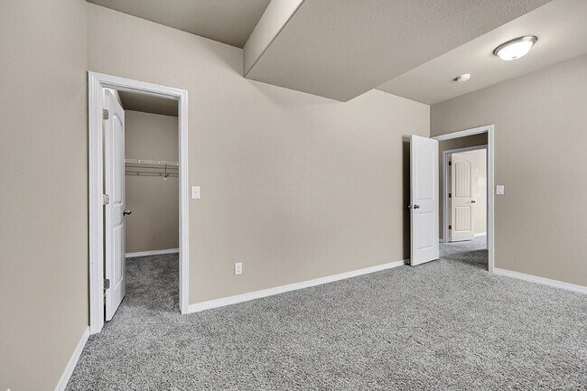 Building Photo - $2,940.95, $300.00 off the first month's rent, 6 Bedrooms, 3 Bathrooms, Single Family Home in Col...