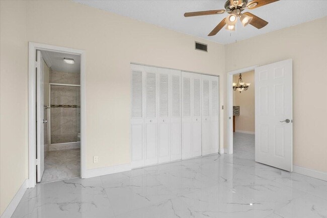 Building Photo - 5540 Lakewood Cir S