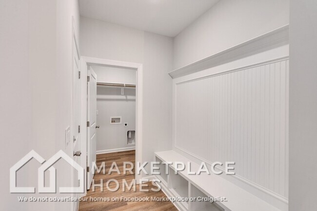 Building Photo - 3910 Standish Dr