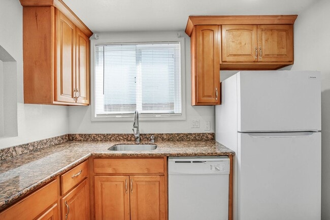 Building Photo - 3/1 Available Now Daly City