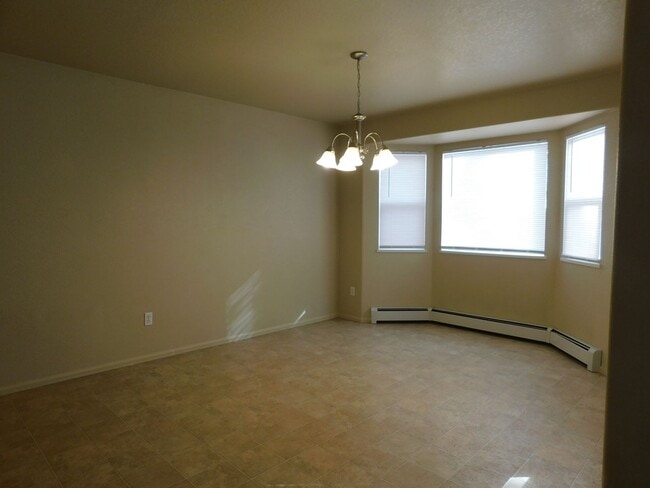 Building Photo - TWO WEEKS FREE RENT!