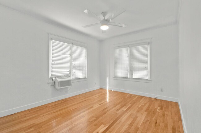 Building Photo - Adorable 1 bed / 1 bath Stand-Alone Bungalow in the Heart of Echo Park with Laundry & Parking