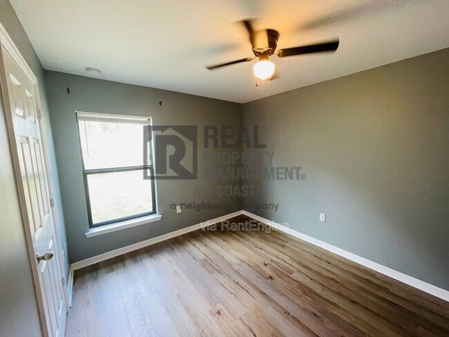 Building Photo - 443 Shadow Lakes Dr