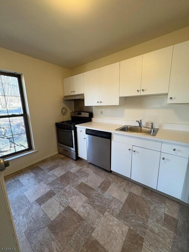 Building Photo - 181 Long Hill Rd