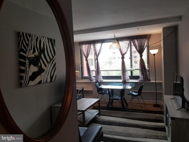 Building Photo - 1021 Arlington Blvd