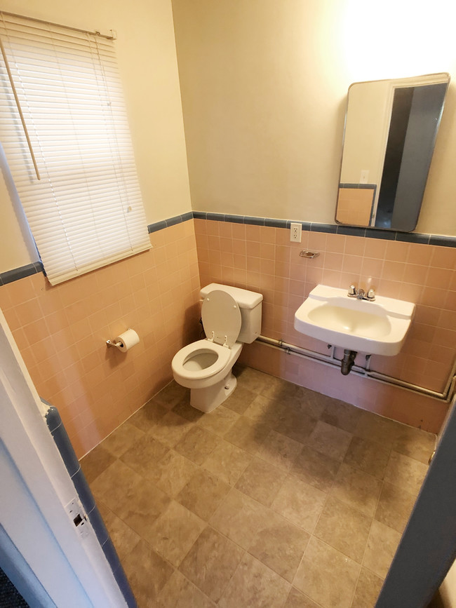 2 Bedroom Apt - Full Bath, 2nd Floor - 901 Levering