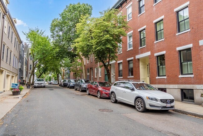Building Photo - 110 Elm St
