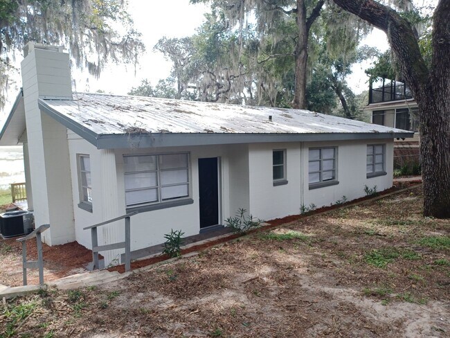Building Photo - Beautiful 2 BR 1 BA Lakefront View Rental ...