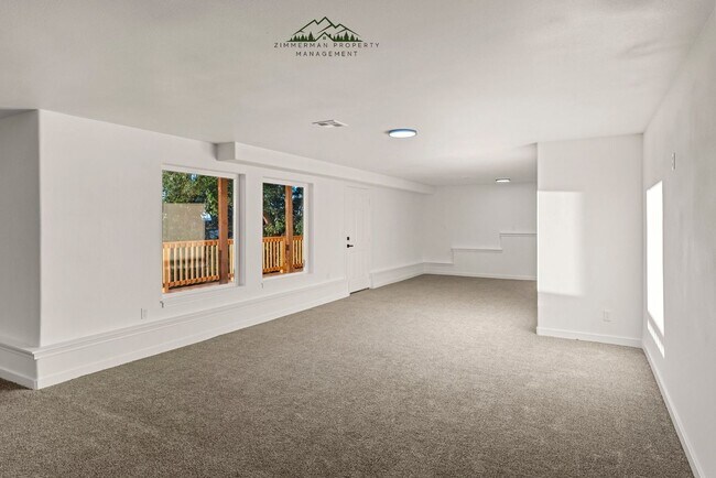 Building Photo - 4 bedroom 2.5 bathroom home with Panoramic views!