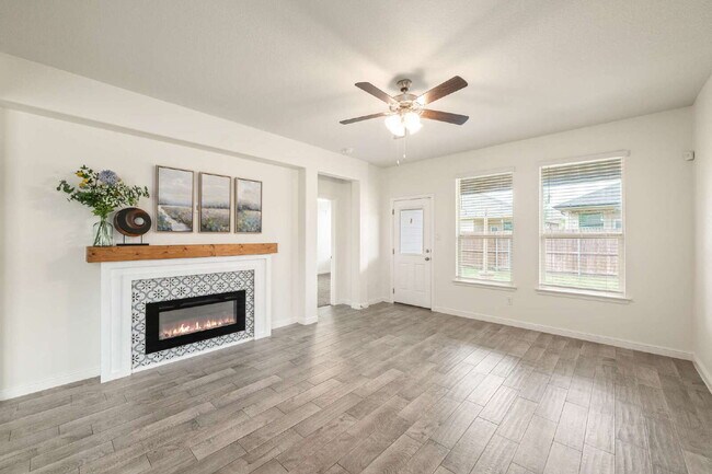 Building Photo - Modern Elegance Meets Everyday Comfort in ...