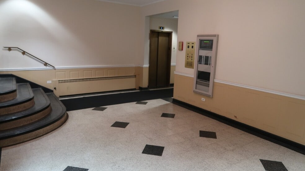 Building Photo - 1209 W Sherwin Ave