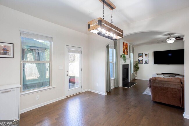 Building Photo - 7999 Dawson Ln