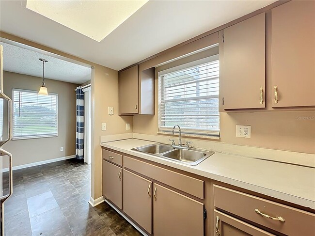 Building Photo - 4223 Parkside Dr